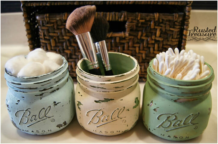 Using-Small-Painted-Mason-Jars-to-Hold-Little-Bathroom-Items